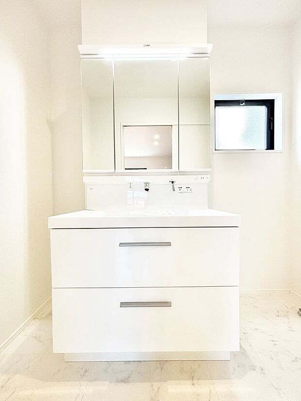 収納力と機能性に優れた洗面化粧台