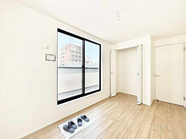 バルコニーが開放感をプラスしてくれる洋室