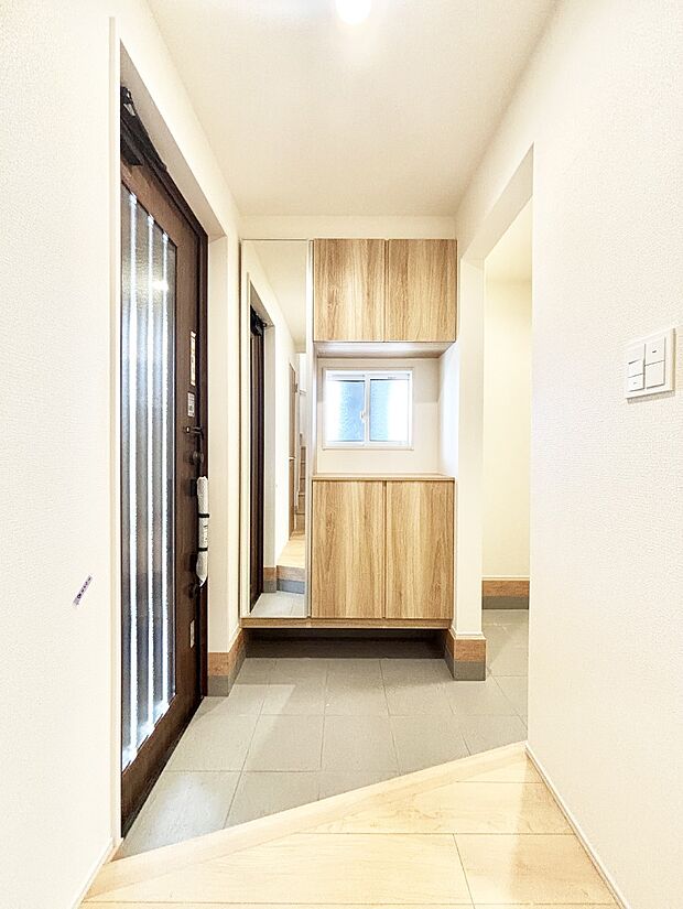 明るい玄関はお客様をお出迎えするのにぴったりです！ 