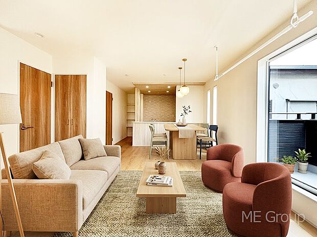 プライバシーも守れる2階リビングは明るく開放感たっぷり　※家具はCGです