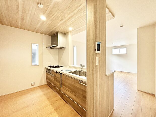 料理をしながらでもご家族との会話を楽しめる対面キッチン