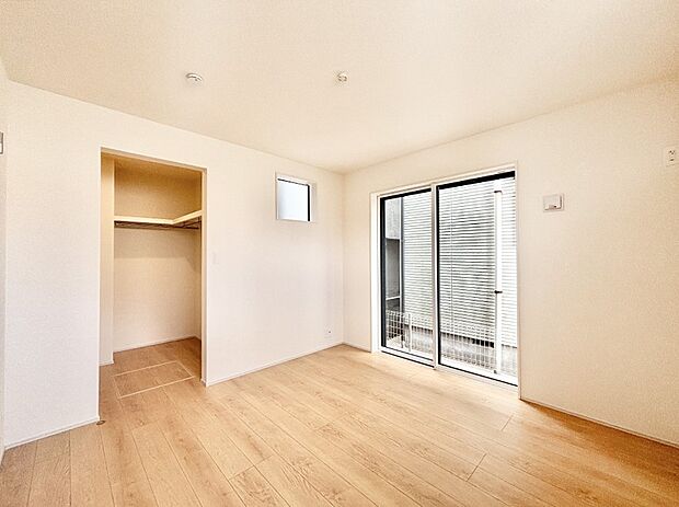 ウォークインクローゼットがあるお部屋!季節ごとの入れ替えも不要で便利です。