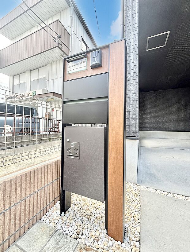 シンプルデザインのポスト。