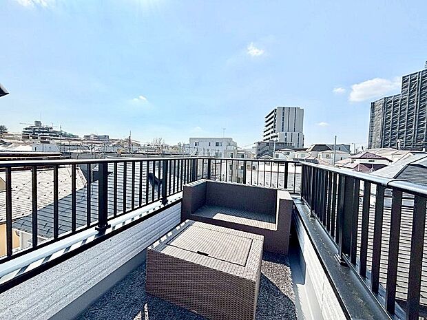 夜には星空を眺めたり、癒しの時間を過ごせそうな屋上テラス  