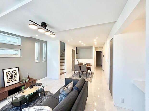 アクセントクロスがお洒落なダイニング。家族でのんびりくつろげる広々スペース。