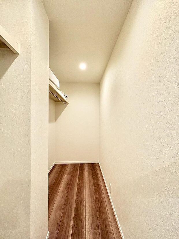 ウォークインクローゼットの活用で生活空間スッキリ