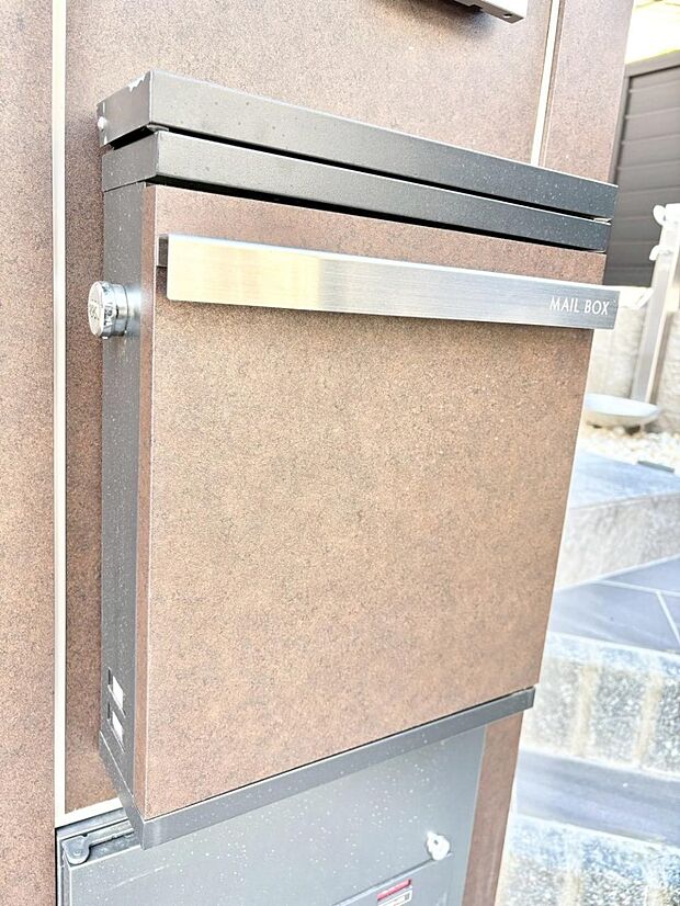 シンプルデザインのポスト。