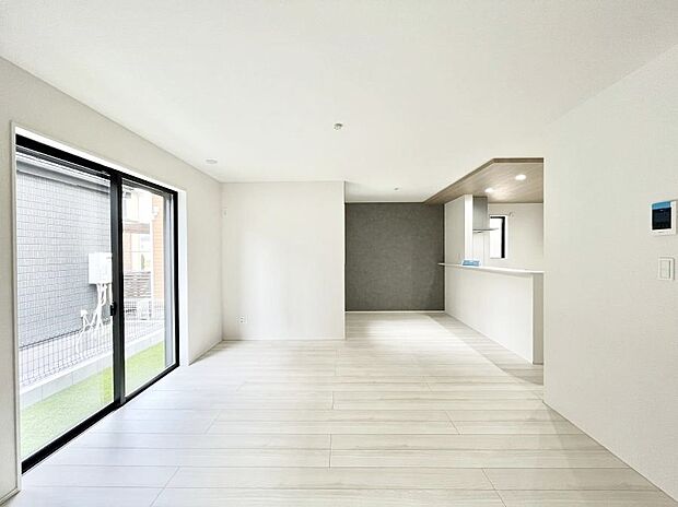 アクセントクロスがお洒落なリビング。家族でのんびりくつろげる広々スペース。