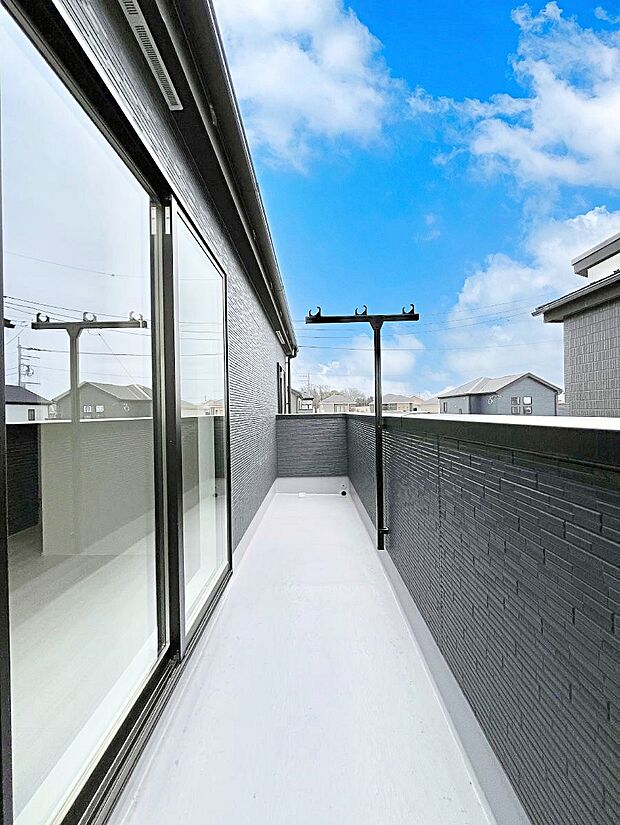 ゆったりバルコニーだから沢山お洗濯ものを干せます。