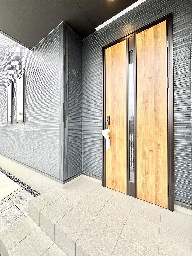 大切な家族、来客を出迎える玄関。