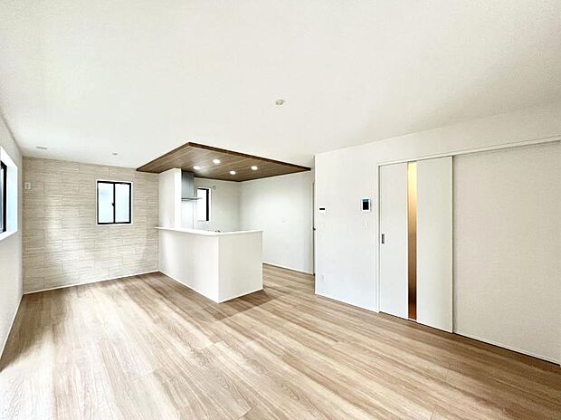 落ち着いた雰囲気のLDKは家族みんなの快適空間