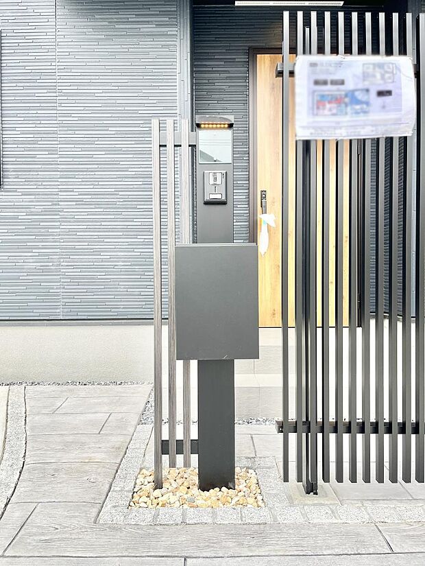 シンプルデザインのポスト。