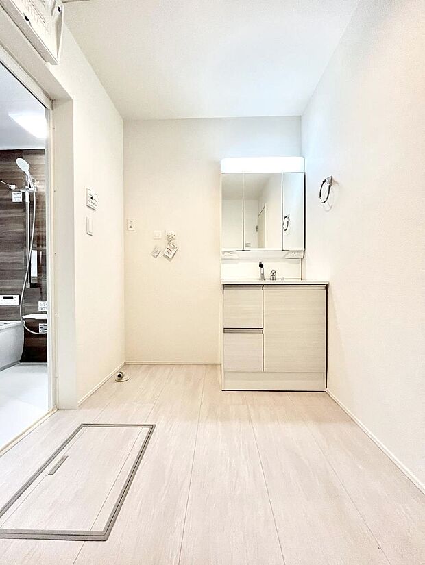 大きく見やすい三面鏡で清潔感ある洗面台は、身だしなみチェックや肌のお手入れにおすすめです。