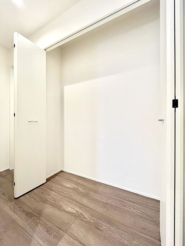 廊下収納。掃除道具や季節の小物を収納することができます。