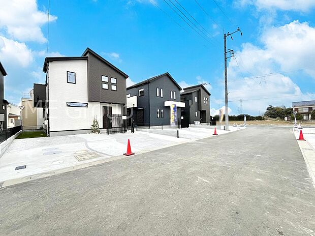 前面道路はきちんと整備されています  