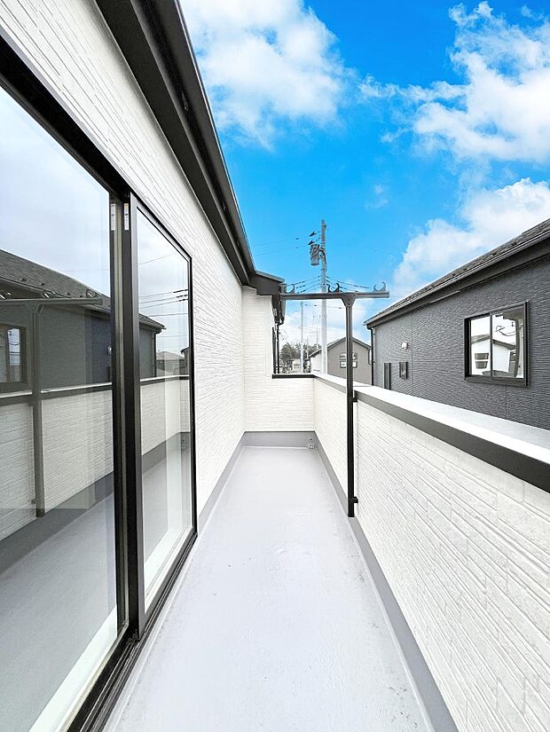 南向きのバルコニー!ご家族の洗濯物はもちろん、お布団もたっぷり干せます!