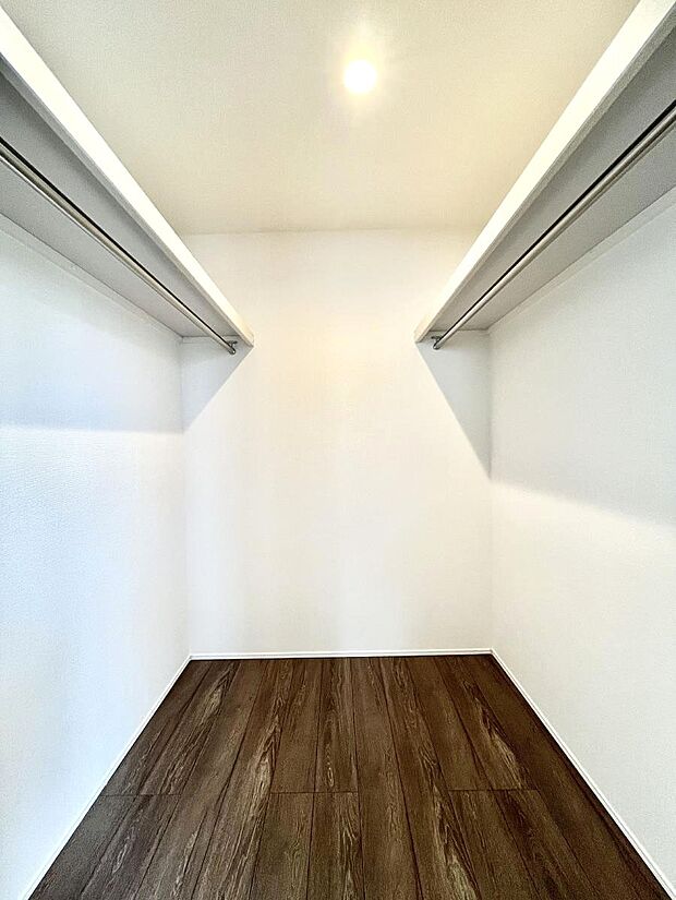 ウォークインクローゼット付きで生活空間を広く利用できます。