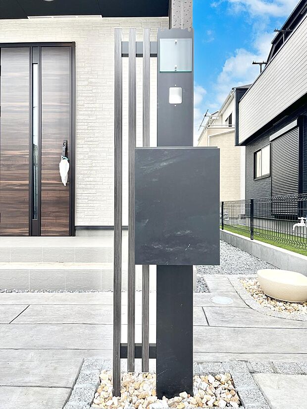 シンプルデザインのポスト。