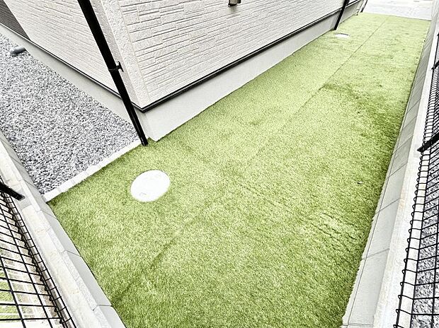 プランターを並べて季節のお花を楽しめるお庭付き。