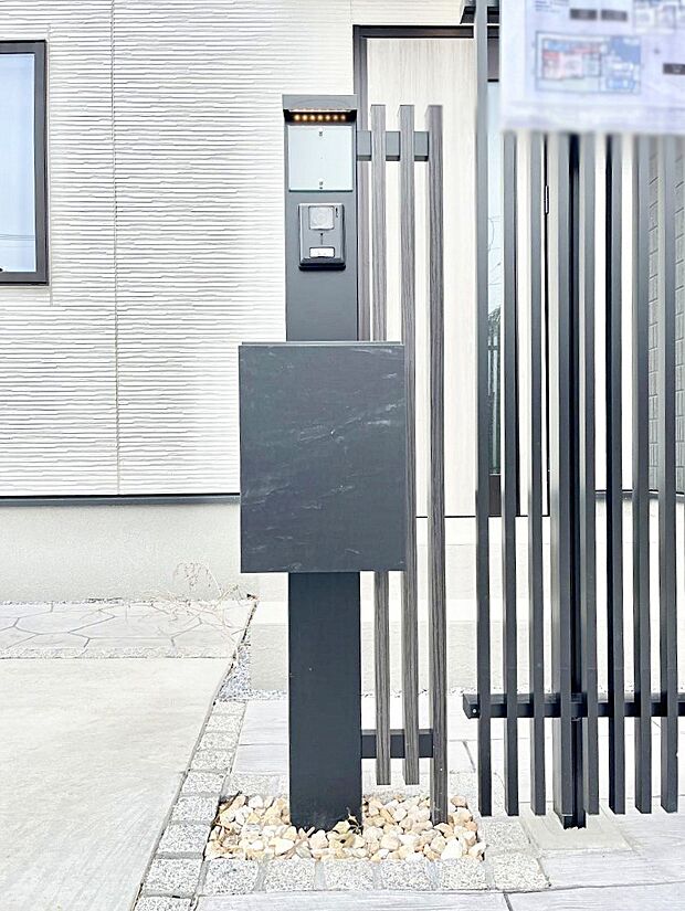 表札・インターホン・ポストをひとつに集約。エントランスになじむシンプルデザイン。