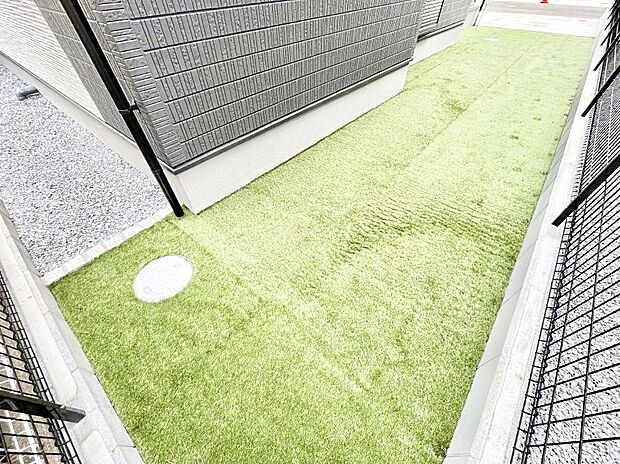 プランターを並べて季節のお花を楽しめるお庭付き。