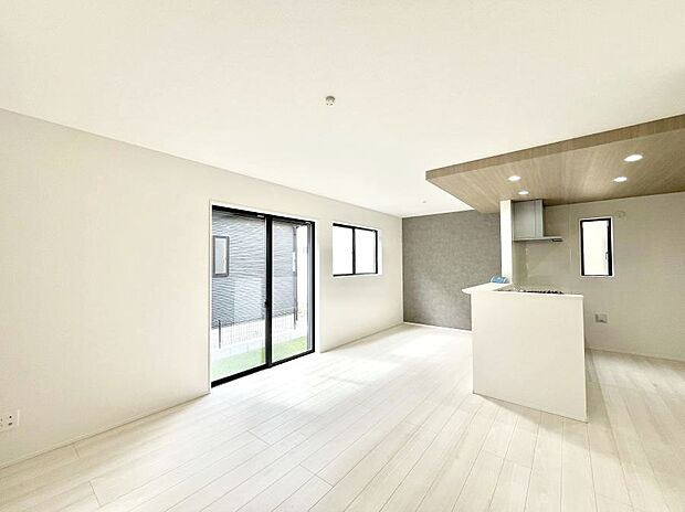 明るい陽光が注ぎ、寛ぎの雰囲気に満たされるリビング・ダイニング。