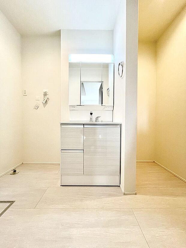 大きく見やすい三面鏡で清潔感ある洗面台は、身だしなみチェックや肌のお手入れにおすすめです。