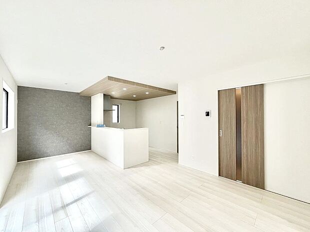 家族の笑顔が自然と生まれてくる、そんな雰囲気のダイニングに仕上がっています。