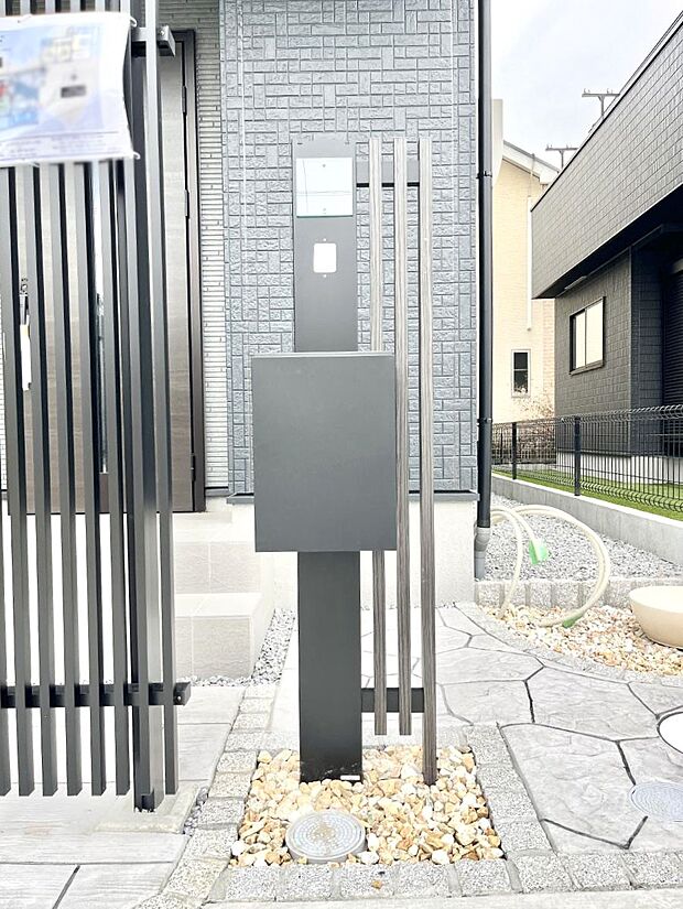 シンプルデザインのポスト。