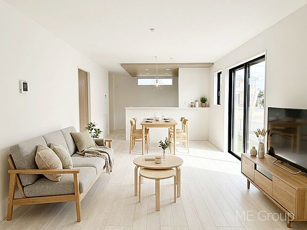 ご家族の賑やかな話し声で包まれる明るいリビング  ※家具はCGです　