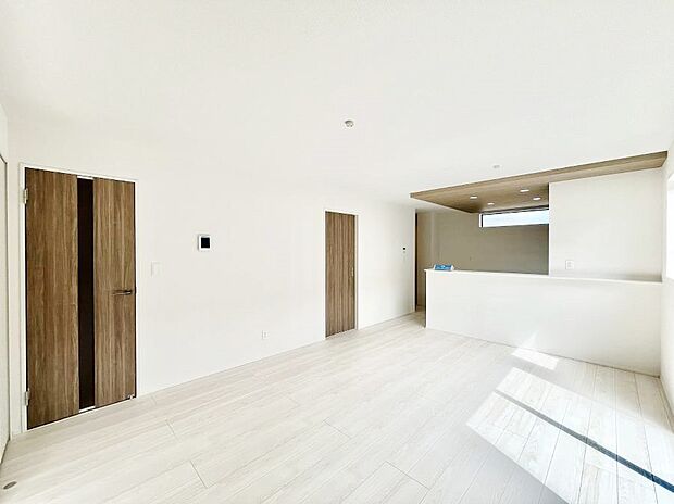 明るい陽光が注ぎ、寛ぎの雰囲気に満たされるリビング・ダイニング。 　