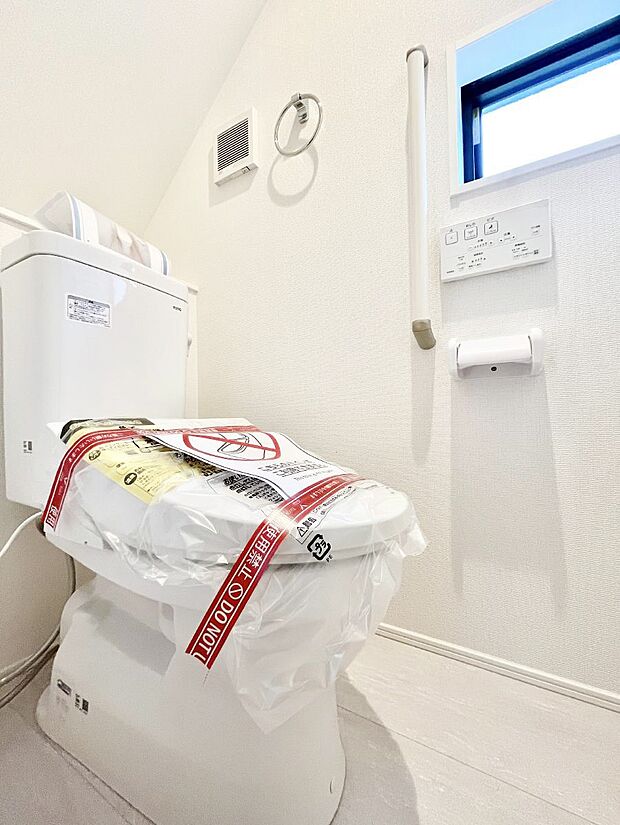 明るく清潔感のあるトイレです。