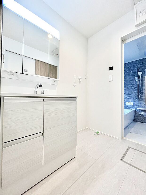 身支度もスムーズにおこなえる脱衣場      　