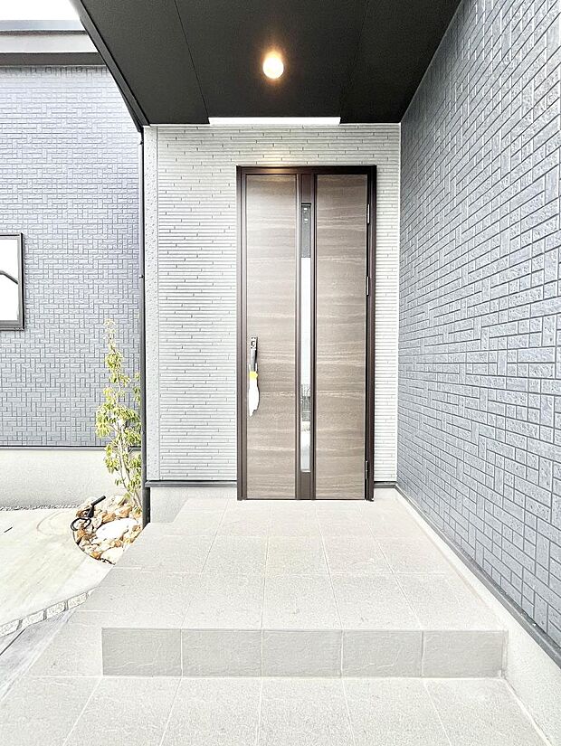 大切な家族、来客を出迎える玄関。