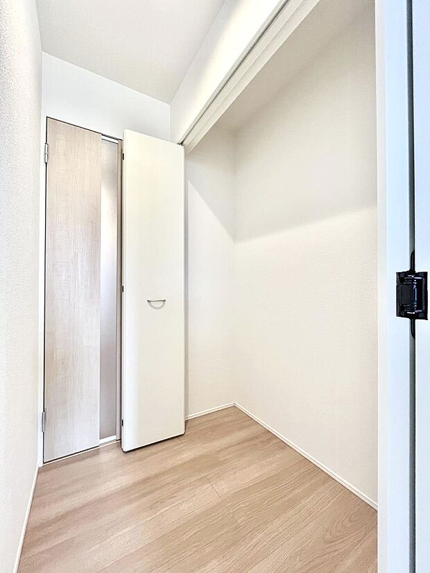 リビング収納。ここに収納があると物が集まるLDKがスッキリ片付きそうですね。  