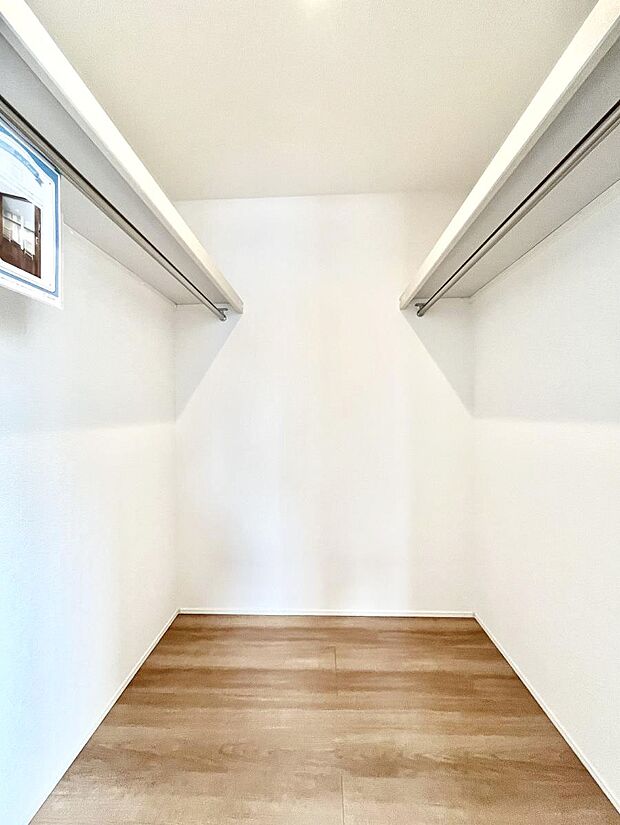 ウォークインクローゼット付きで生活空間を広く利用できます。