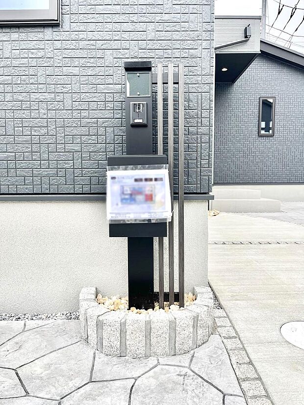 シンプルデザインのポスト。