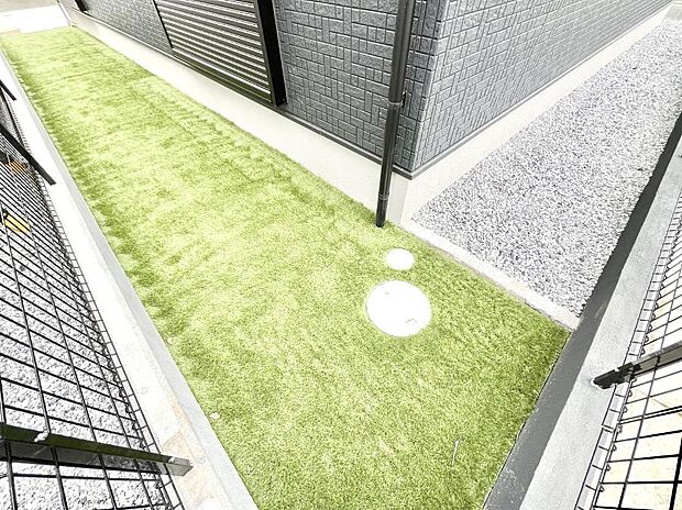 プランターを並べて季節のお花を楽しめるお庭付き。