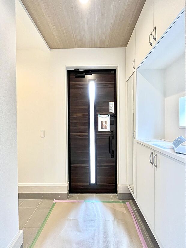 明るい玄関はお客様をお出迎えするのにぴったりです!