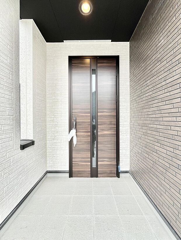 大切な家族、来客を出迎える玄関。