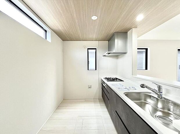 ゆとりあるキッチンではご家族と楽しくお料理ができます。