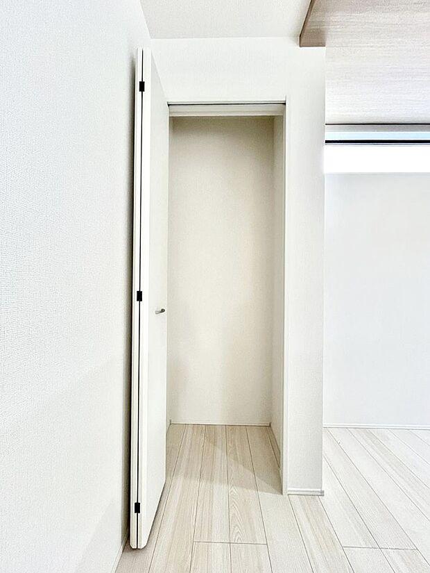 キッチンにはパントリー!食材のストックはもちろん、日用品の収納など使い方はいろいろ!