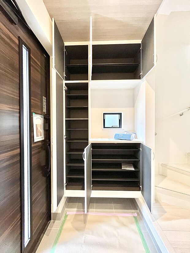 たっぷり収納できるシューズボックスで家族全員の靴も、玄関すっきり。