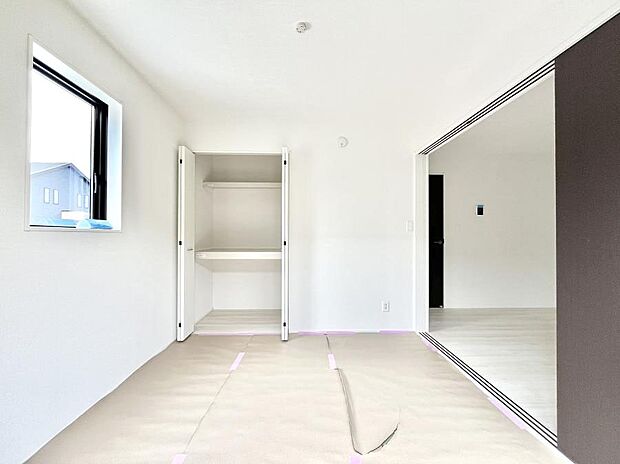 リビングと隣り合っている和室。ほっと一息できる和の空間も忘れずに。