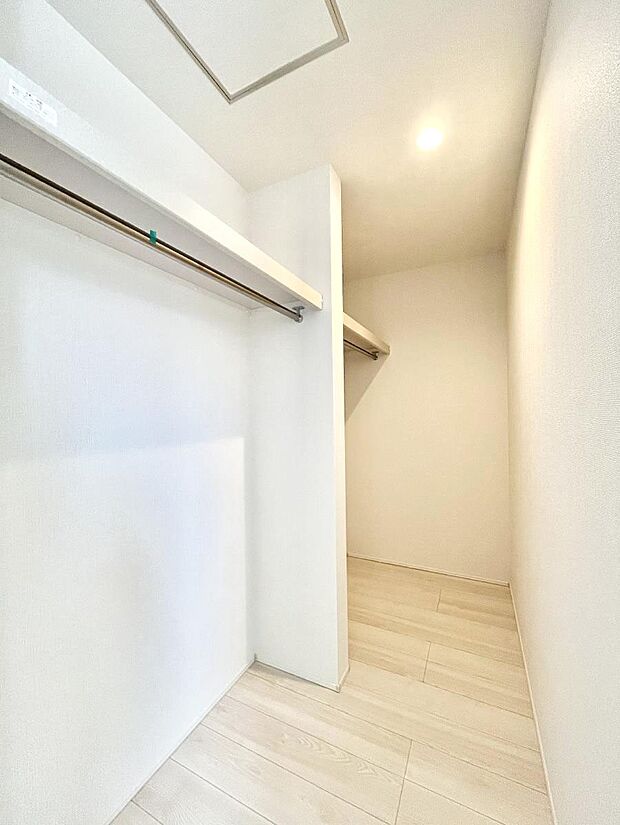 ウォークインクローゼット付きで生活空間を広く利用できます。
