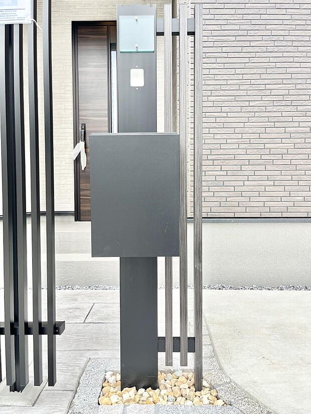 シンプルデザインのポスト。