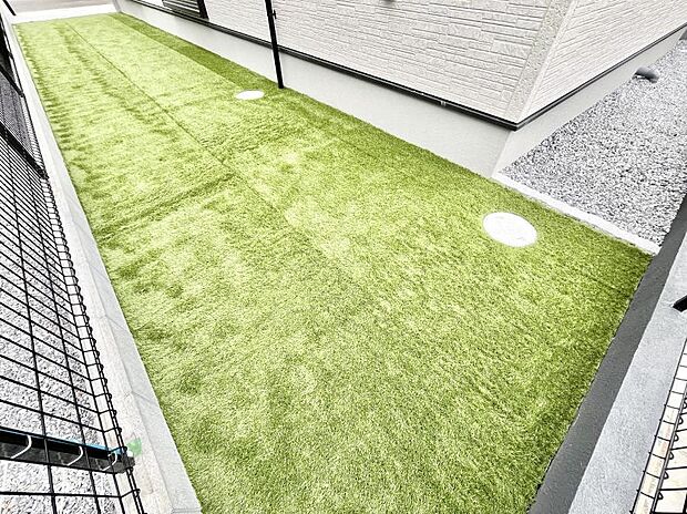 プランターを並べて季節のお花を楽しめるお庭付き。