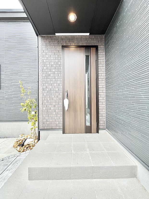 玄関前は雨が降っても濡れにくい屋根付き