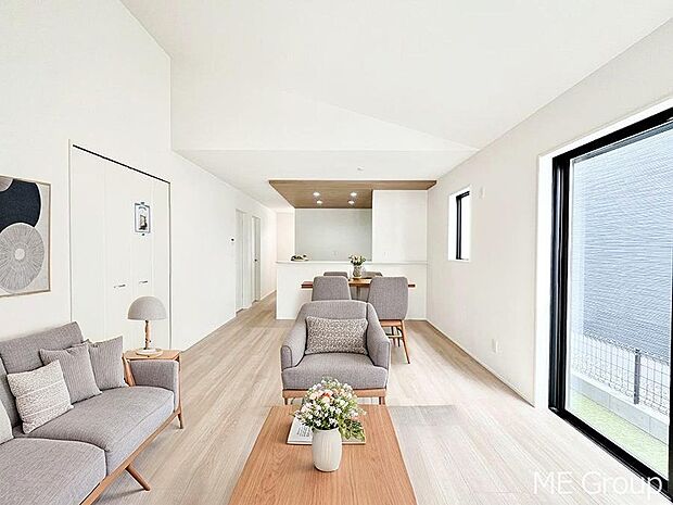 ご家族の賑やかな話し声で包まれる明るいリビング ※家具はCGです