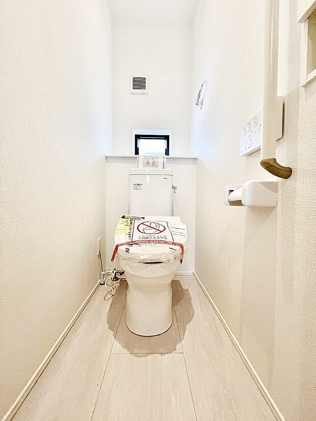 明るく清潔感のあるトイレです。